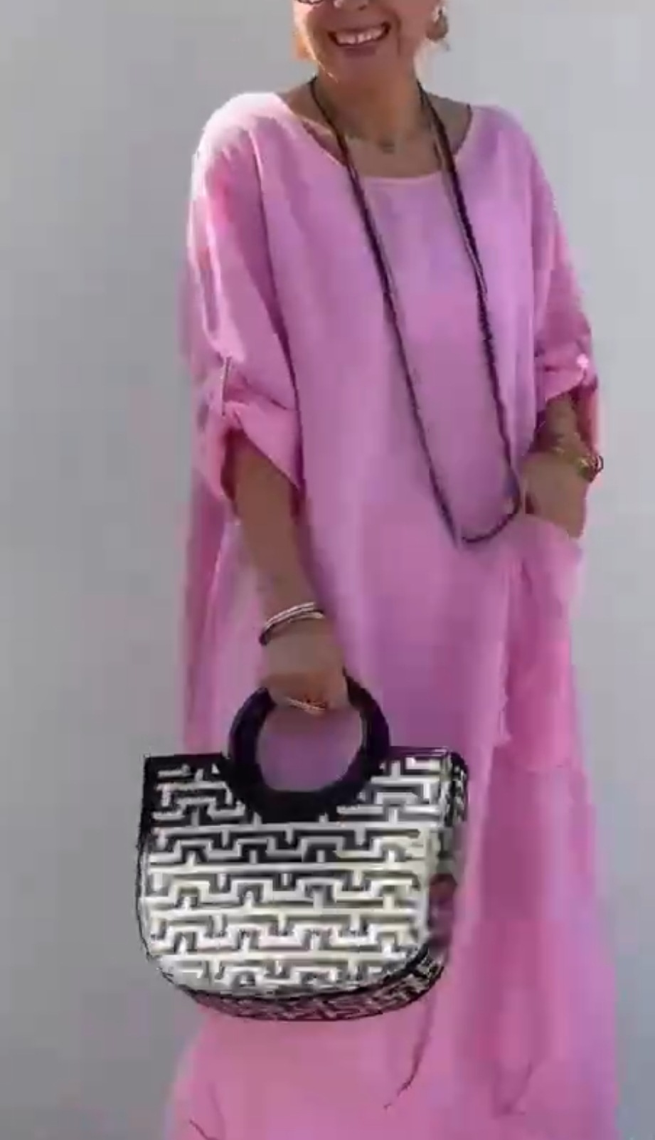 Długa sukienka w jednolitym kolorze, swobodna, z okrągłym dekoltem i kieszeniami