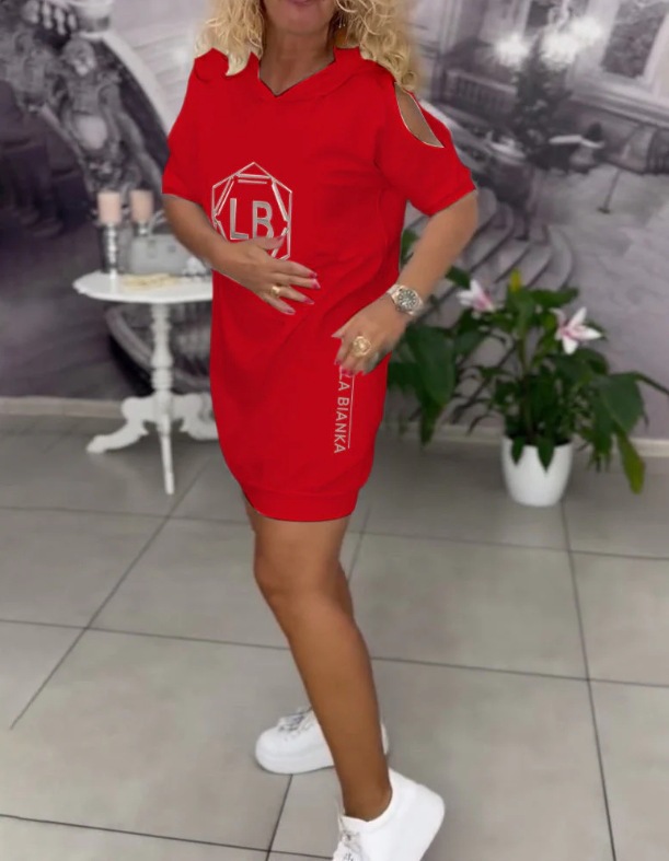 Sukienka z kapturem i nadrukiem liter