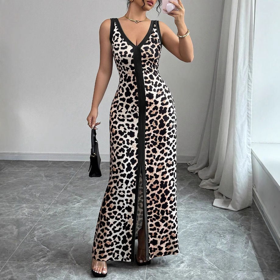 Długa sukienka z nadrukiem w panterkę i blokami kolorów, z dekoltem w serek