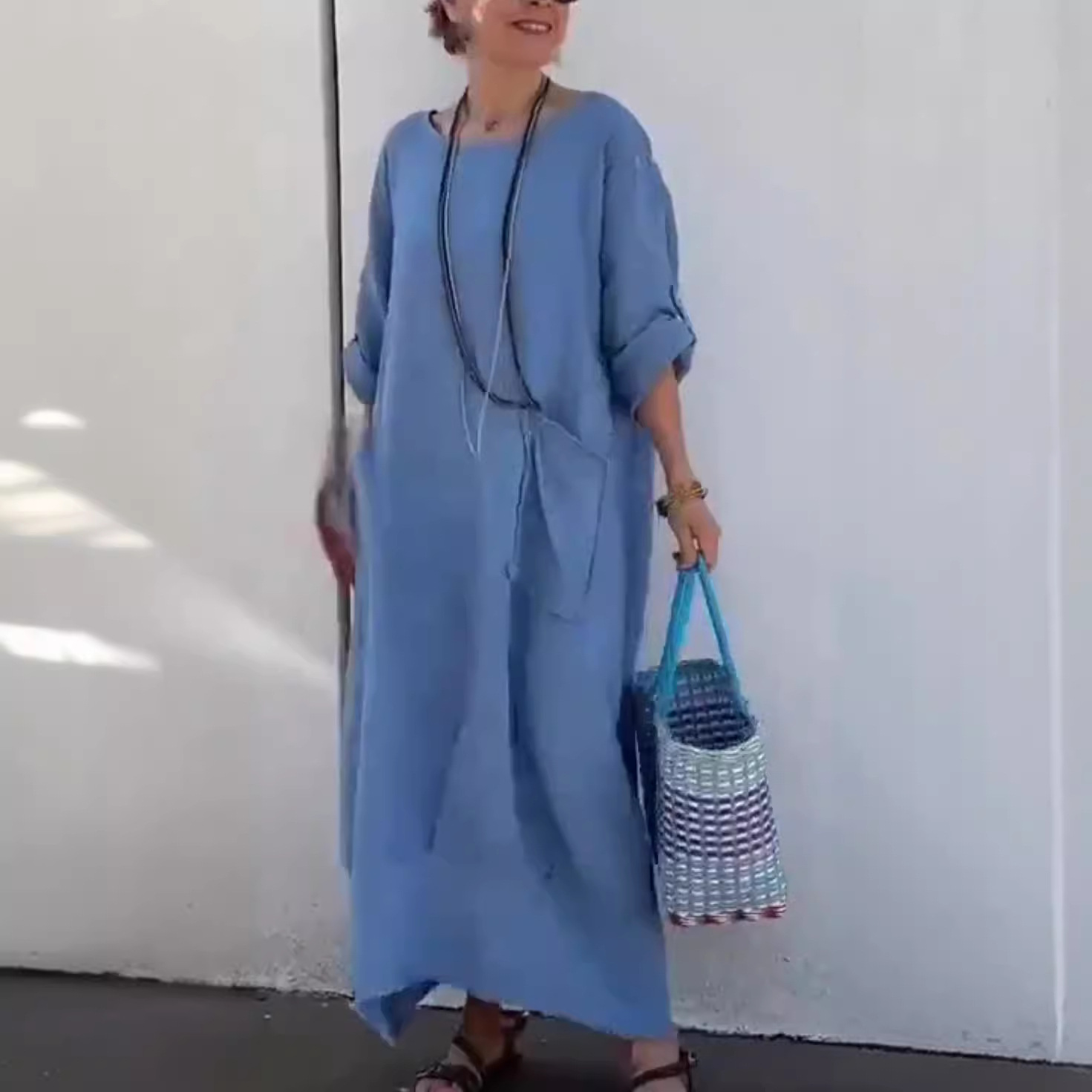 Długa sukienka w jednolitym kolorze, swobodna, z okrągłym dekoltem i kieszeniami